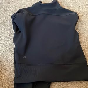 Lulu long sleeve crop top